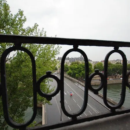 Quai De Bourbon - 9 Adults *